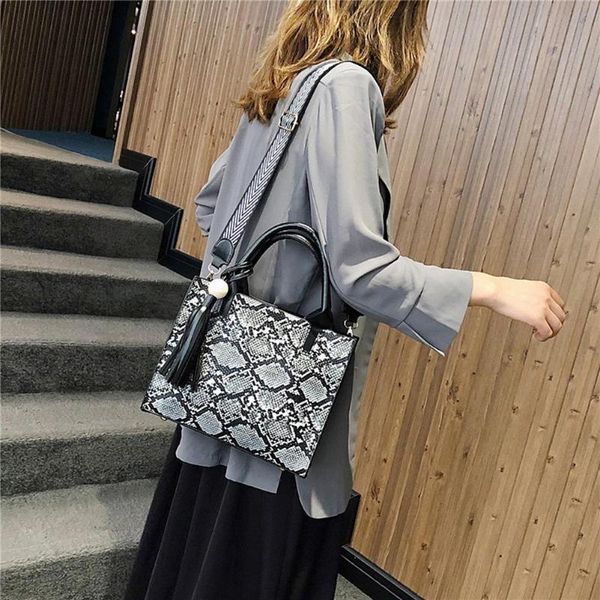 

portable snake print pu leather handbags ladies daily shopping inclined shoulder bag women tassel large capacity tots bags t200428