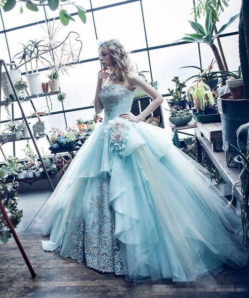 2019 Abiti Quinceanera senza spalline verde menta Applique di lusso Fiori fatti a mano Gonna a file Tulle Pageant Party Prom Ball Gown Custom Made