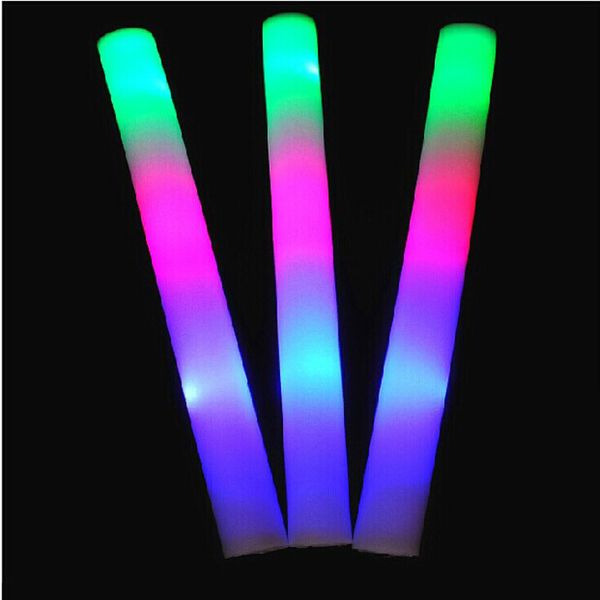 I produttori vendono all'ingrosso prodotti per concerti in spugna, bastoncini luminosi colorati fluorescenti in schiuma argentata