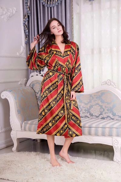 

LA COUPE DES DIEUX Luxury Барокко Жаккард шелковый халат Medusa Дизайнер Ночные Одеяния Matching Same Полотенца Комплекты Royal Home Hotel Коллекции