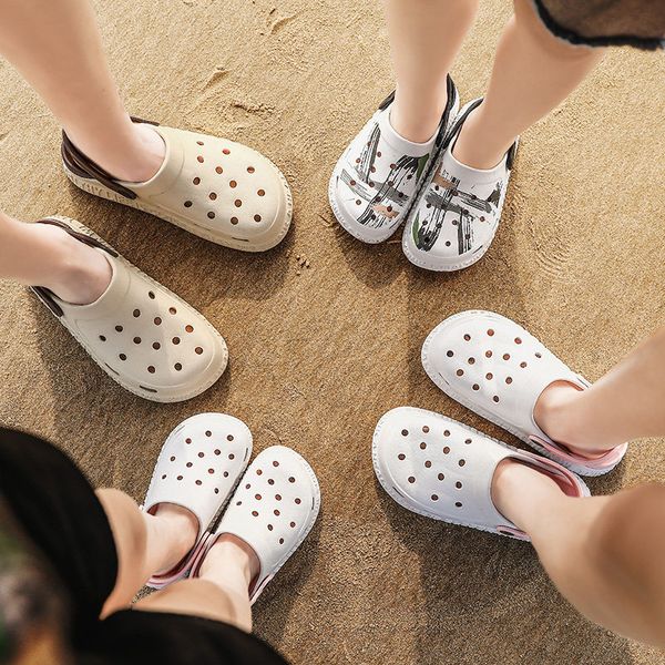 

hole shoes for men and women korean wave of summer 2020 beach lovers paternity paragraph indoor outer wear non-slip slippers sandals baotou, Black