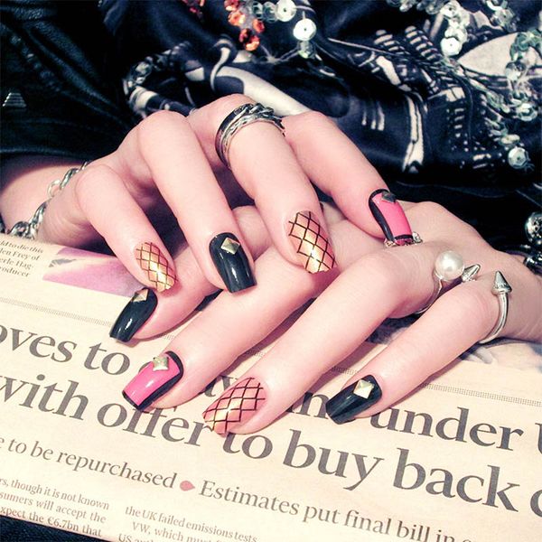 

diy medium length square nail tips with glue ladies gold grid pattern false nail girls punk style individuality fake nails, Red;gold