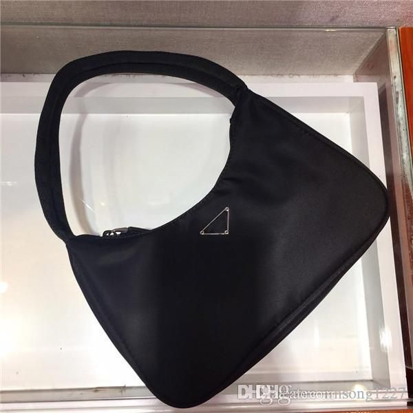 

a lady's armpit bag. a medieval bag in the shape of the moon. you can carry it in your hand, light, simple