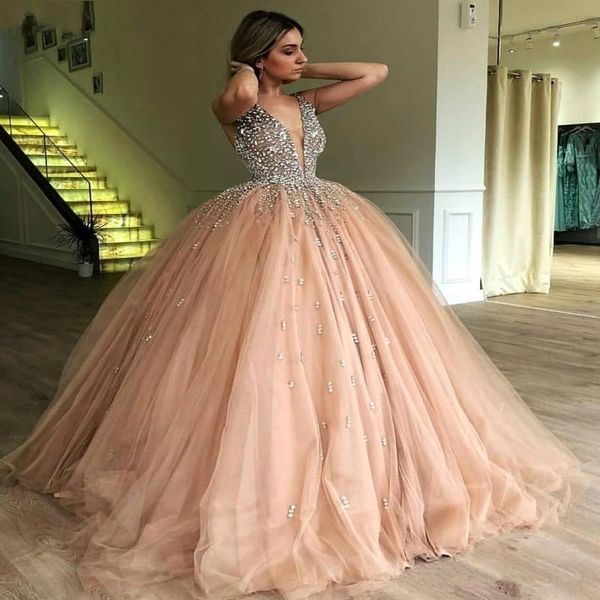 Elegante Comprimento V profundo pescoço Tule Vestidos Quinceanera 2019 frisada Pedras Top Floor vestido de baile Princesa Vestidos de baile formal do partido