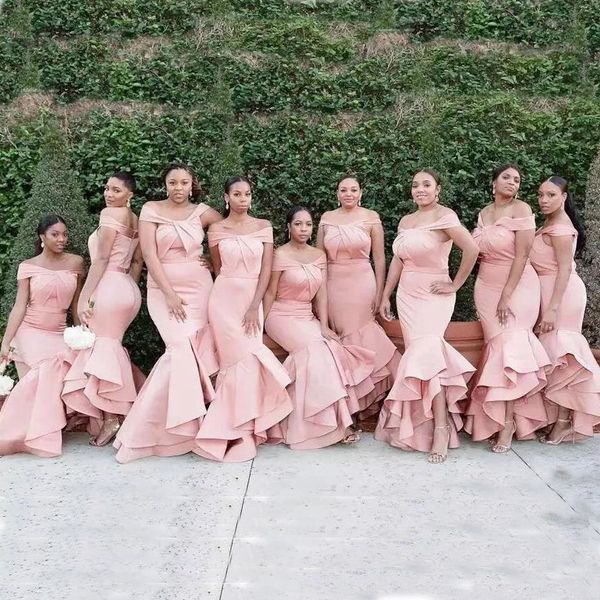 2019 Plus Size Mermaid Brautjungfern Kleider Dusty Pink Off the Shoulder Zipper Zurück Asymmetrische Stufenrock Trauzeugin Kleider für die Hochzeit