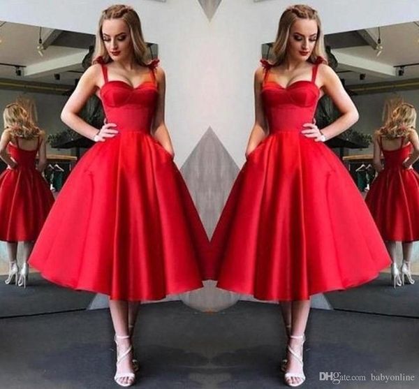 Moderno Simples Barato Vermelho Na Altura Do Joelho Vermelho Cocktail Dress Sexy Spaghetti Strap A Linha Babados Curto Homecoming Prom Vestidos de Festa Vestido