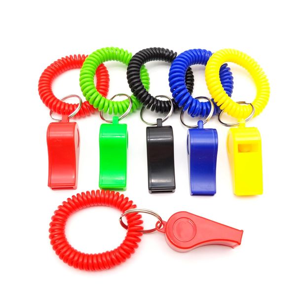 100 pcs pulseira espiral Keychain assobia plástico divertimento colorido banda de pulso favores de festa para crianças crianças chaveiro chaveiro chaveiro