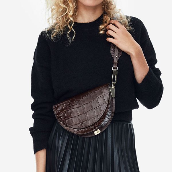 

crocodile-printed wide shoulder strap sloping small bag half round saddle bag
