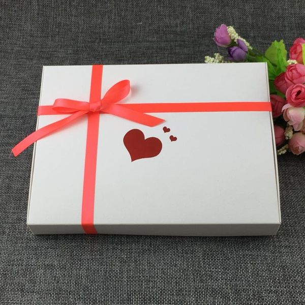 

100шт / lot 20x15x2.5cm крафт упаковка бумага коробка контейнеры термопечать красных сердца лента дизайн для ювелирных изделий дисплея ящик