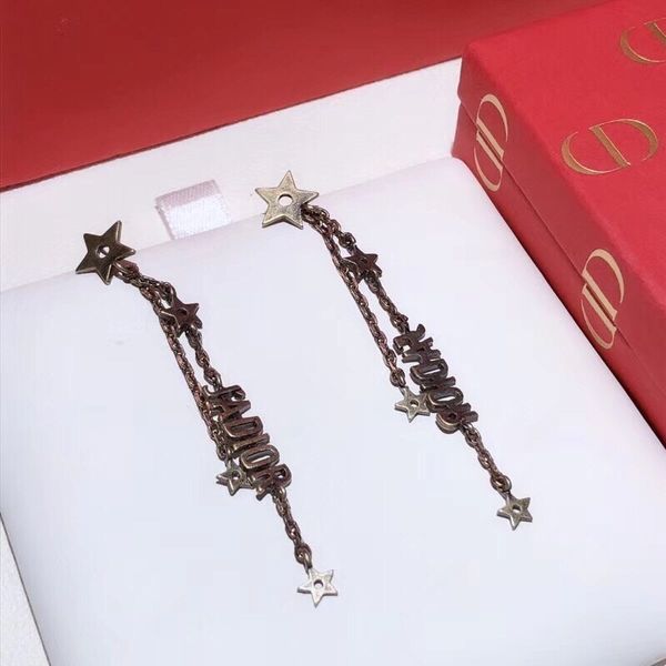 

Женские серьги-гвоздики, серьги-гвоздики, умело расположенные по обе стороны от м