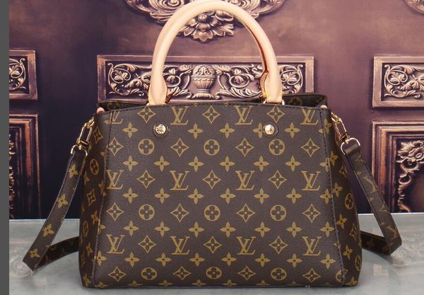 

Leather Totes with shoulder belts Women casual handbags Large volume Middle Totes layers inside free shipping v06