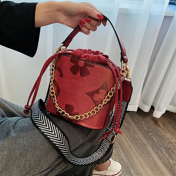 

ins super fire retro printing bucket bag women 2019 new net red drawn with small bag with wide shoulder inclined cross