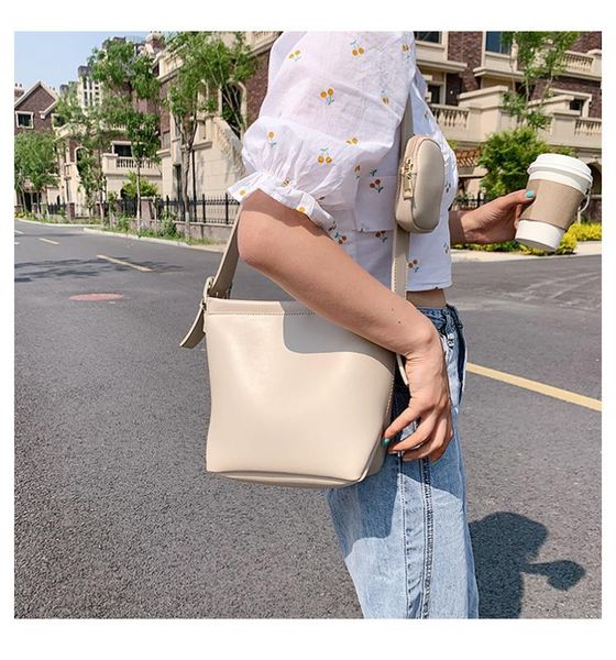 

2020 new wide shoulder strap diagonal small square bag large capacity bucket bag simple shoulder
