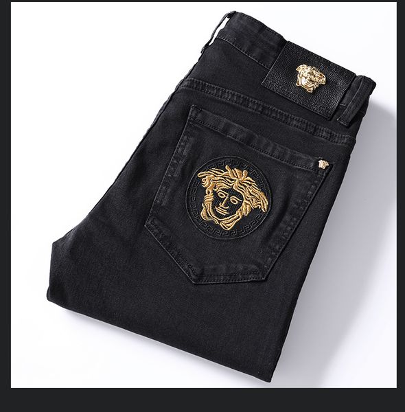 

2020 Горячие Продажа Brand Мужские дизайнерские Патчи Разорванные джинсы Тонкий Fit вышивке мужские прямые Бизнес Известные классические джинсы повседневные брюки 8927