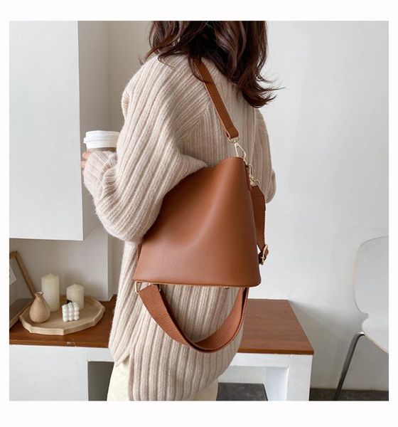 

2020 новых женских сумки дикого креста тело портативных женских сумки делового стиль универсального ins