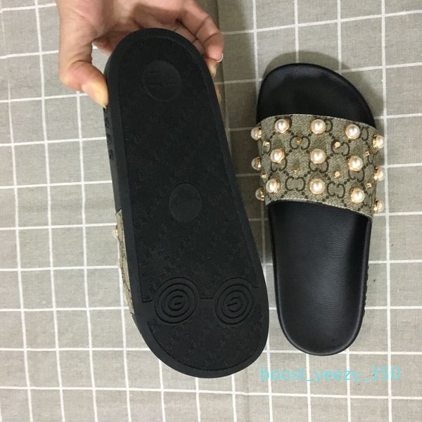 

2020 new arrival mens and womens fashion causal designer sandals with pearl effect and gold toned studs designer flip flops b35, Black