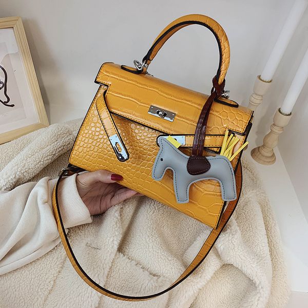 

2020 designer handbag lock luxury fashion portable female bag designer shoulder diagonal pendant bag