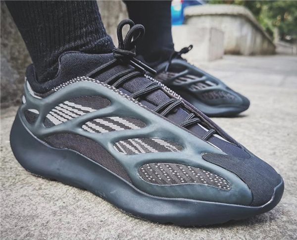 

2020 new with box azael 700 v3 utility black white designer shoes glow in the dark kanye west 700 men womens running shoes 12s