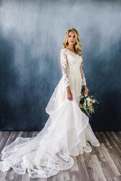 

2019 new simple a-line modest wedding dresses with long sleeves scoop neck champagne lace appliques flowers modest lds bridal gown, White