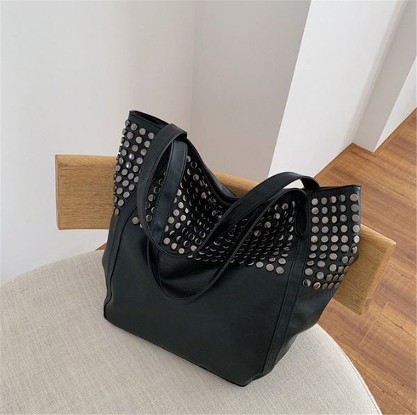 

модная хозяйственная сумка большой емкости заклепки модная леди носит большую сумку на одном плече ph-cfy20041020