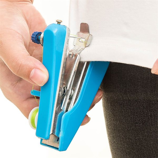 Heißer Verkauf Mini Tragbare Handarbeiten Cordless Mini-Hand Kleidung Stoffe Nähmaschine Nähen Werkzeuge (Gelegentliche Farbe)