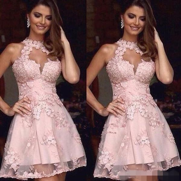 Sevimli Pembe Halter Homecoming Elbiseler Dantel Aplike Hollow Döşeme Boyun Üstü Diz Boyu Tül Kolsuz Kokteyl Parti Kıyafeti Custom Made