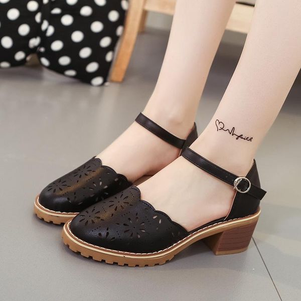

female designer 2020 summer korean version of xinye belt button round head hollow breathable women's shoes, Black