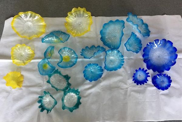 

Newest Murano Flower Plates Wall Arts Blue Shade Yellow Shade Decorative Hand Blown Glass Hanging Plates with Scallop Edges