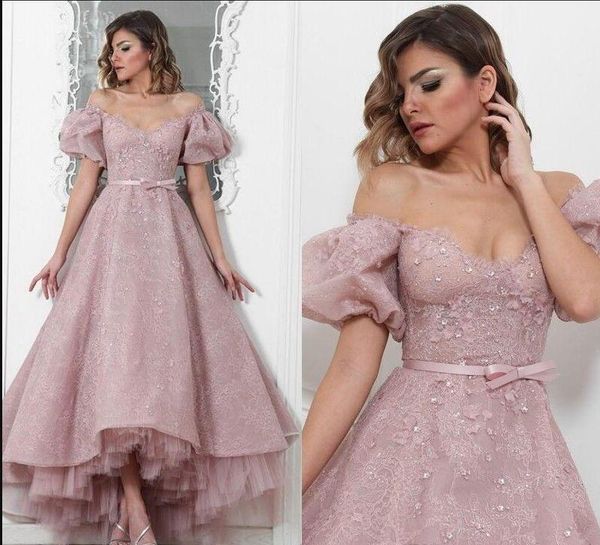 Empoeirado Rosa 2019 Lace Prom Vestidos Post Mangas Curtas Hi Lo Formal Vestidos de Noite Fora Do Ombro Saudita Árabe Ocasião Especial vestido