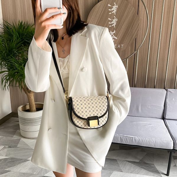 

2020 summer fashion square shell bagdesign travel messenger bag oblique dumpling bags solid color pu leather saddle bag