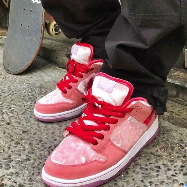 

new 2020 strangelove x sb dunk low pink chaussures running shoes women mens designer sport trainers sneakers ct2552-800