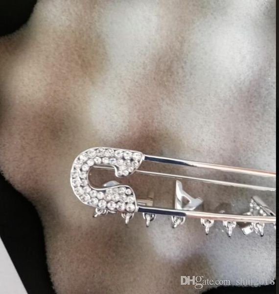 

мода новый стиль контактный брошь для мужчины и женщины письма кристалла дизайнер броши фланели логотипа мешок для подарка, Gray