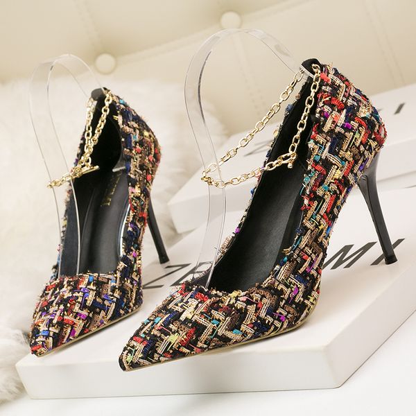 

thin heel, high heel, shallow mouth, pointed head, hollow carved metal bag and chain, single shoes, wholesale