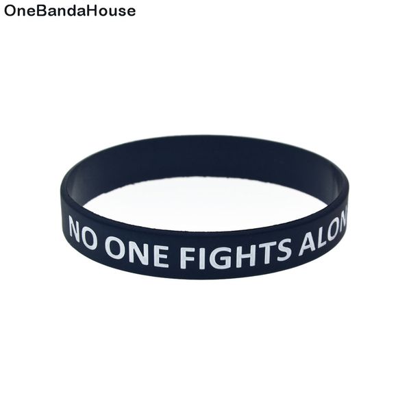 100 Stück No One Fights Alone Cancer Awareness Silikonkautschuk-Armband mit Tinte gefülltem Logo, schwarz, Erwachsenengröße
