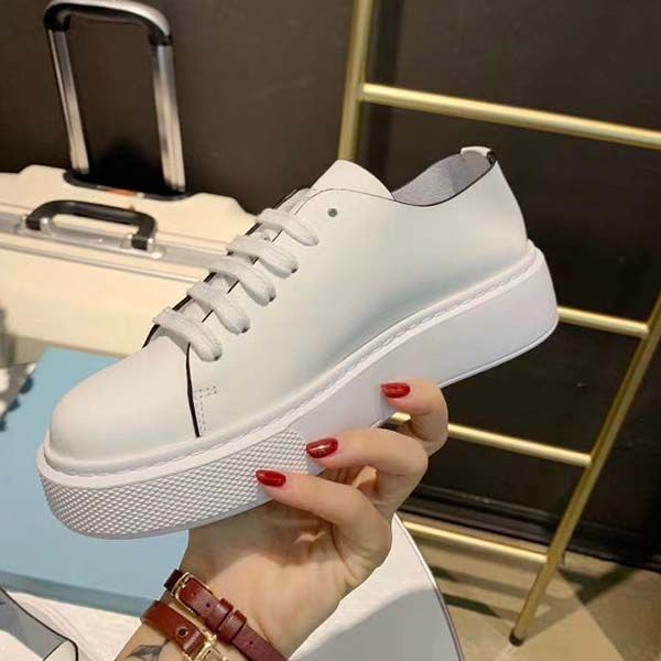 

2020 designer shoes luxury women casual shoes smooth calfskin fashion flat vintage platform sneakers solid colors dress shoe with box, Black