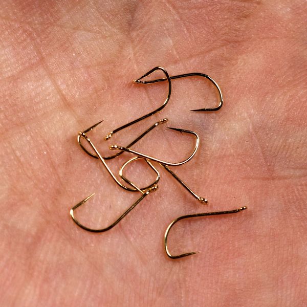 

20pcs fine wire dry hook golden red color tying hook sharp tip small fishing tying hooks for small trout