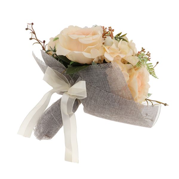 

vintage mori wedding bouquet-букет шампанских роз - свадебный букет невесты рука держит цветы