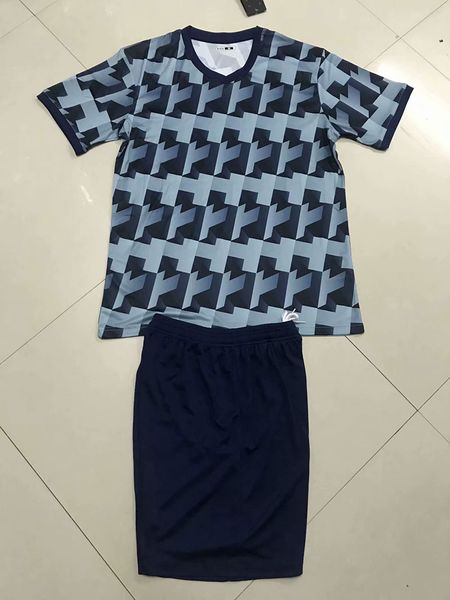 

дешевые 2019 мужчин обучение футбол наборы с шорты одежда обратимые трикотажные изделия футбола для этого дома и прочь смотреть комплекты сп, Black;red