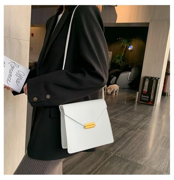 

2020 spring and summer retro new hong kong style fashion texture wild shoulder messenger small square bag