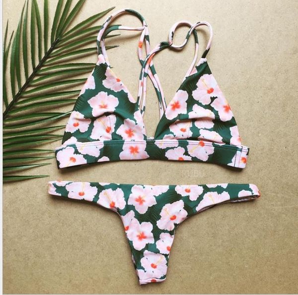 

слитный купальник с принтом и бикини