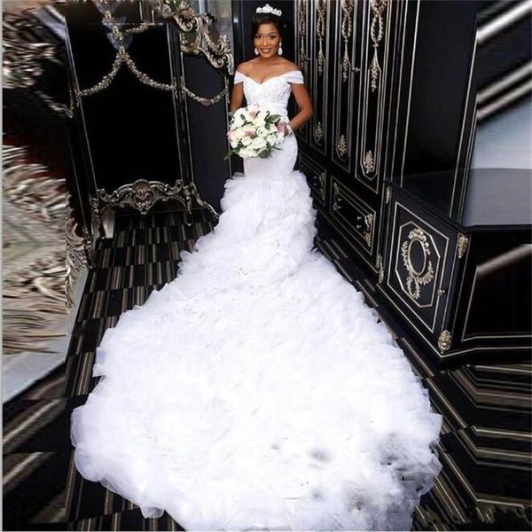 Moderne 2019 nigerianische afrikanische Brautkleider, Meerjungfrau, schulterfrei, Träger, Rüschen, Kathedralenschleppe, weißer Tüll, hochwertige Brautkleider