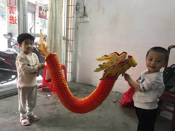 Kostenloser Versand Drachentanz Kleiner Papierdrache Prop Kunsthandwerk Spielzeug Papierschneidespezialität von China Traditionelles Geschenkspielzeug