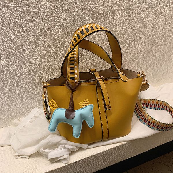 

messenger bag women's 2019 new korean portable bucket bag fashion sub mother tide single shoulder broadband