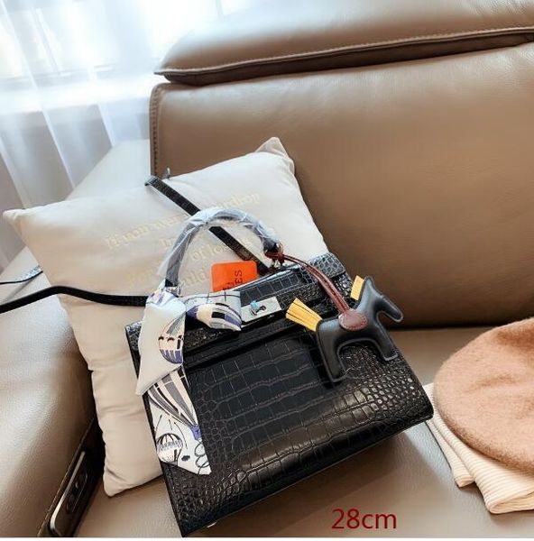 

senior crocodile fashion air hostess bag kangkang bag crocodile calfskin, material imports,24k precision steel buckle inside the goat skin