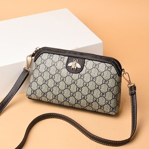 

2020 new one-shoulder middle-aged mother messenger wild bag fashion trend explosion model bag large capacity