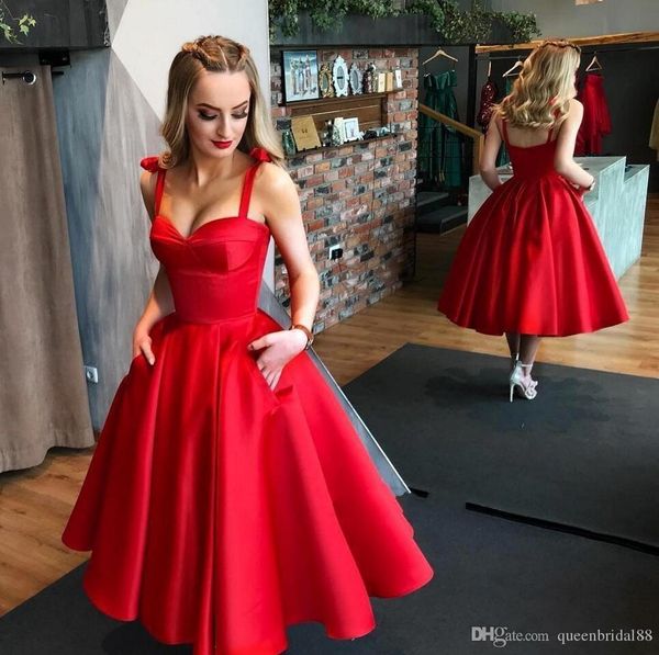 Cetim vermelho A linha chá comprimento Homecoming vestidos com bolsos cintas de espaguete Maid of Honor vestidos de festa