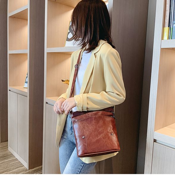 

2020 new retro oil women's bag bucket bag shoulder slung