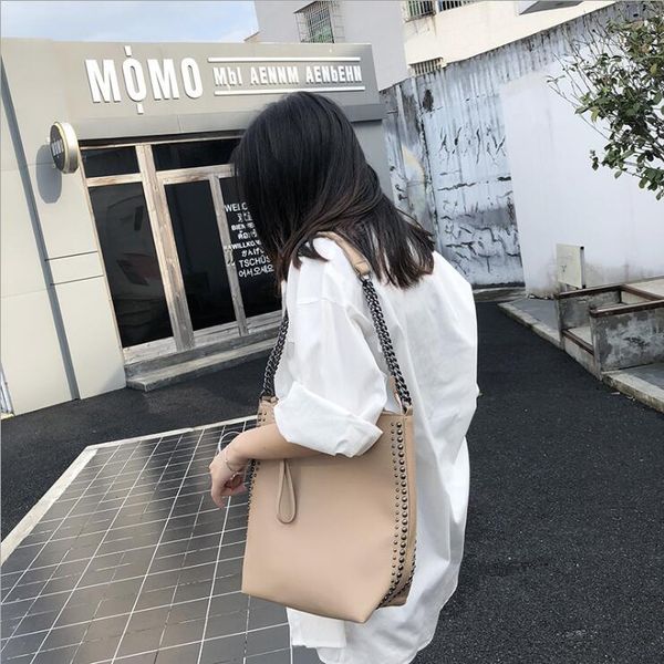 

Bags 2019 new women's bag Korean version of fashion personality handbag rivet bucket single shoulder oblique satchel