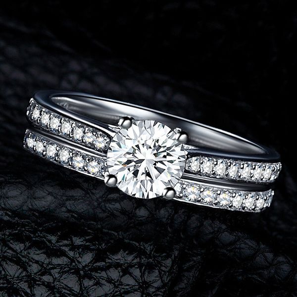 

hand decorate woman fund assemble ring plate with silver ornaments lovers set ring