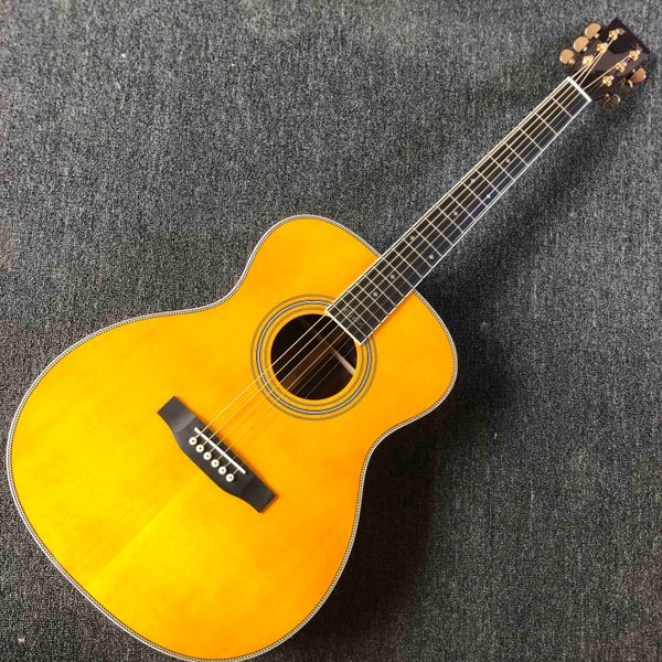 Chitarra acustica con top in abete massiccio di fabbrica personalizzata. Nuovo corpo OM con rilegatura a lisca di pesce nella parte superiore di colore giallo